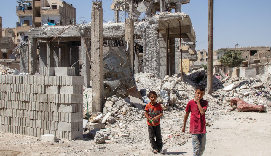 Amnesty International дети на улицах сирийской Ракки.