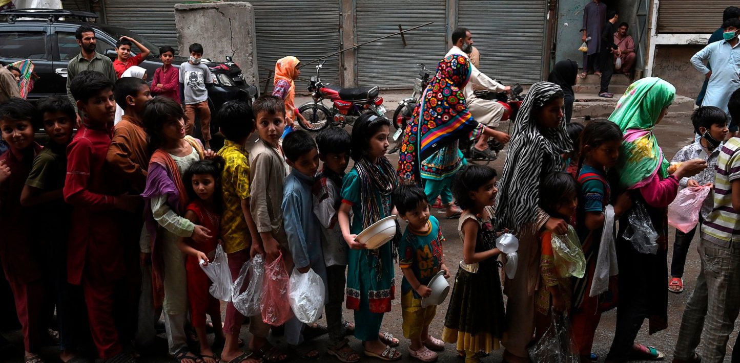 Amnesty International очередь за бесплатной едой в Лахоре.