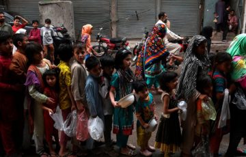 Amnesty International очередь за бесплатной едой в Лахоре.