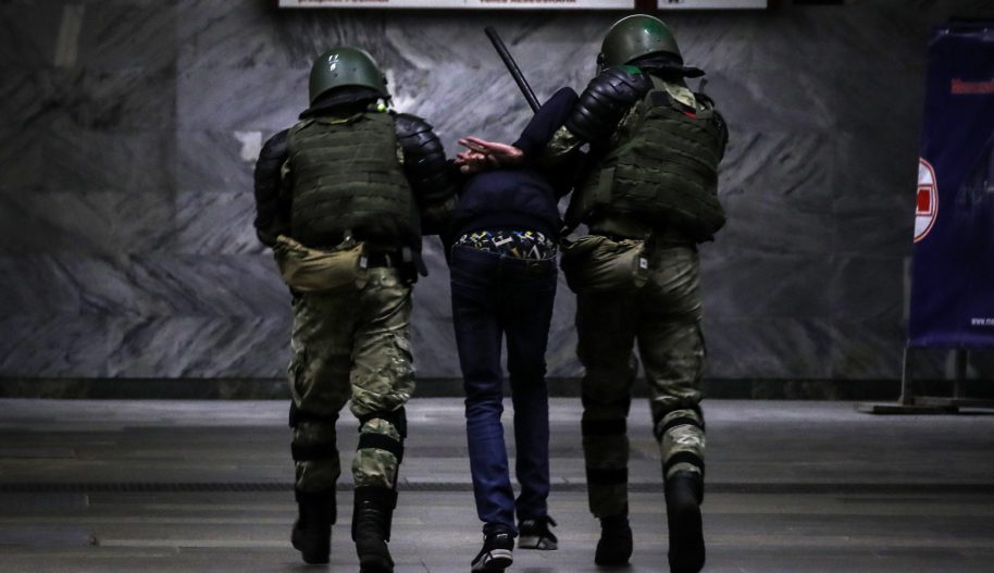 Задержание протестующего в Минске Amnesty International.