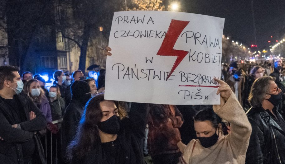 Нарушение прав женщин в Польше Amnesty International.