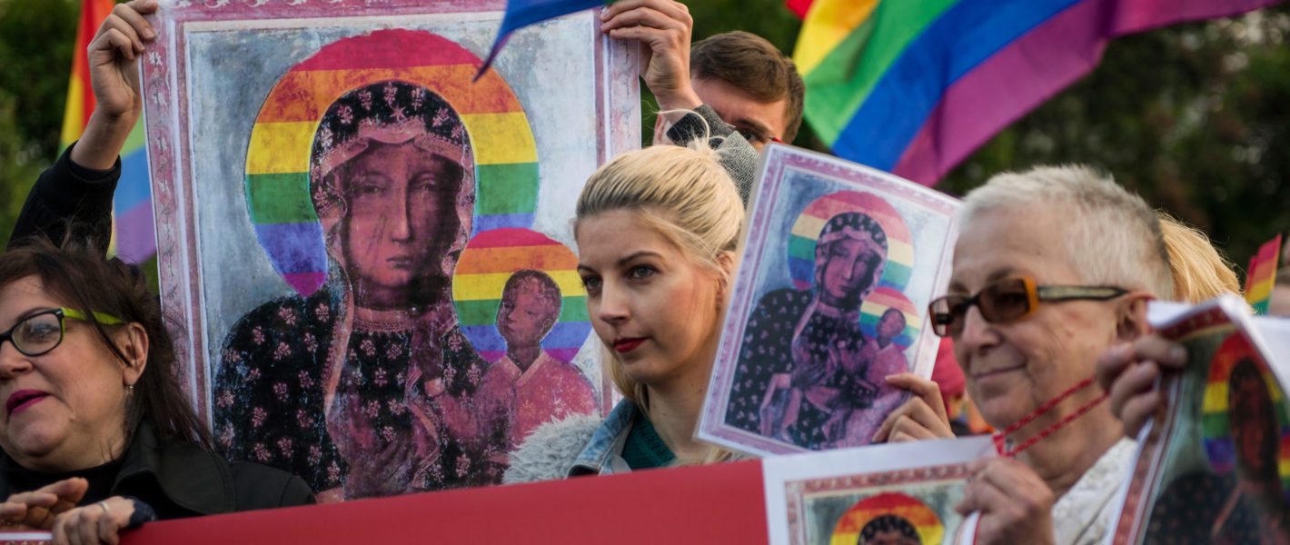 Польские активистки с изображением Девы Марии Amnesty International.