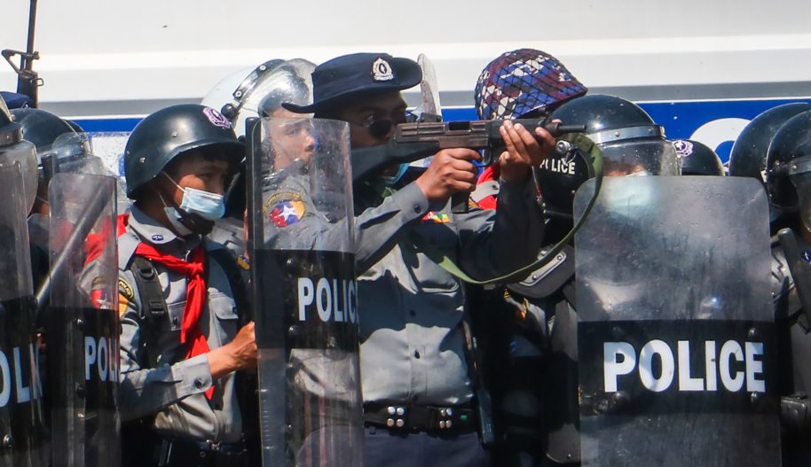 Полиция Мьянмы применила пулеметы против демонстрантов Amnesty International.