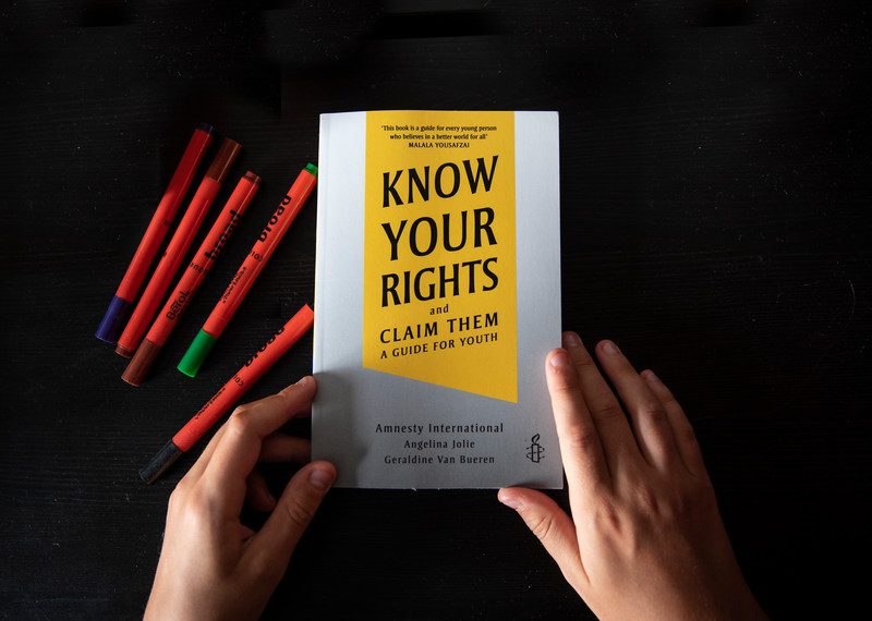 Книга о правах человека от Анжелины Джоли и Amesty International.