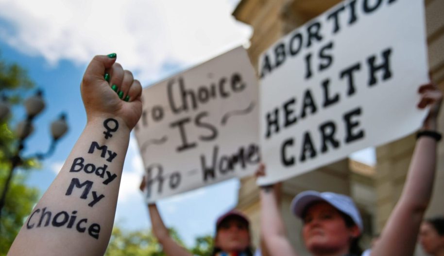 Полный запрет на аборты в Техасе Amnesty International.