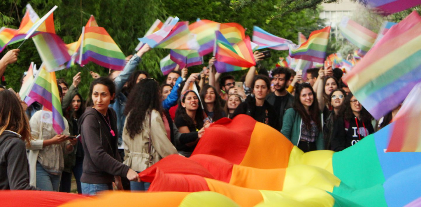 Турецкие студенты провели ЛГБТИ прайд Amnesty International.