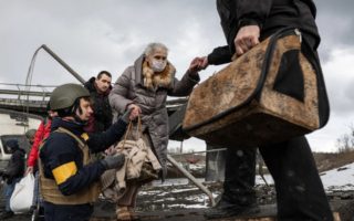 Amnesty International призвала обезопасить гуманитарные коридоры для мирных жителей, спасающихся в Украине от российских обстрелов. Новые свидетельства