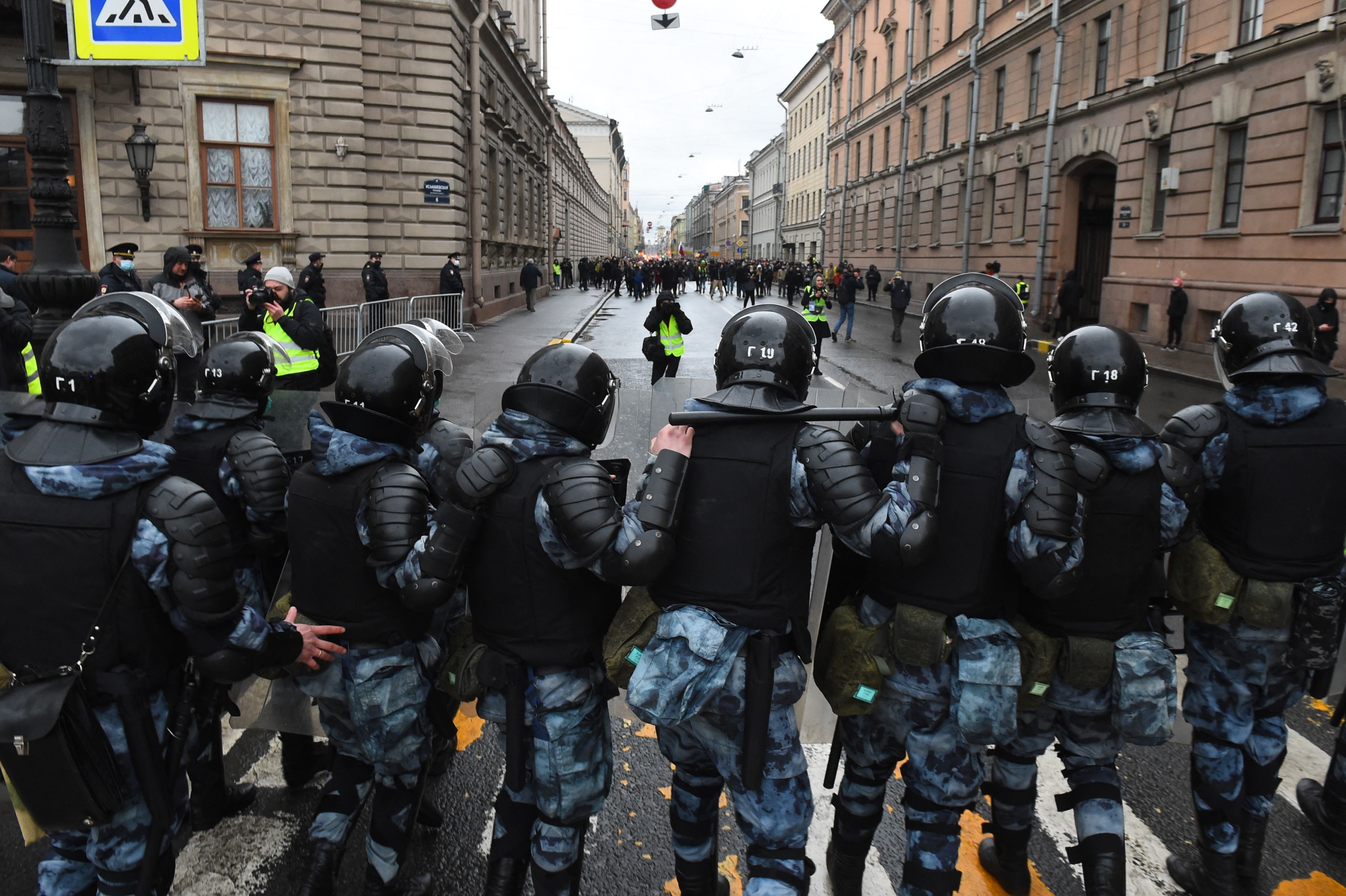 Российские власти взяли курс на запрет информирования общества о протестах.  Жертвами целенаправленных преследований становятся журналисты и независимые  наблюдатели - доклад Amnesty International – Amnesty International