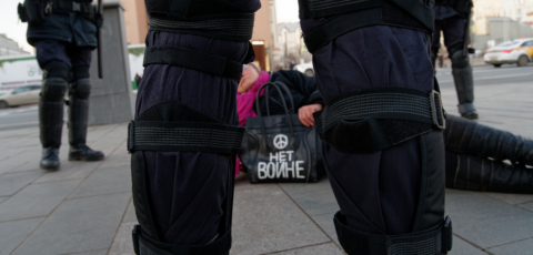 Антивоенного протестующего арестовывают в центре Москвы во время демонстрации против войны в Украине.