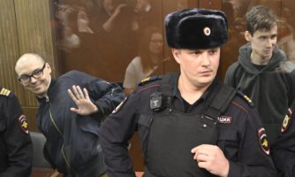 Осуждённые за чтение антивоенных стихов российские активисты Артём Камардин и Егор Штовба останутся в колонии – так  решил кассационный суд